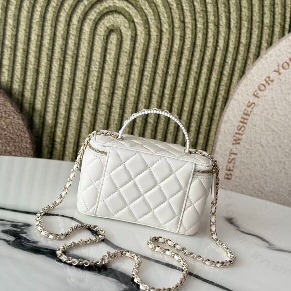 Classic CHANEL Bag: A Stylish and Versatile Choice for Elegance - Picture 4 of 6